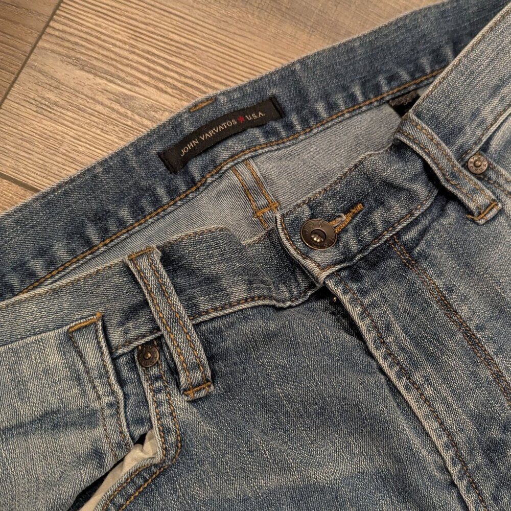 John Varvatos Men's Cotton Blend Bowery Slim Straight Jeans Denim 34x32 - Picture 2 of 11